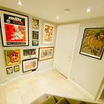 Vere House, 1, Spacious & Great Location Lejlighed *