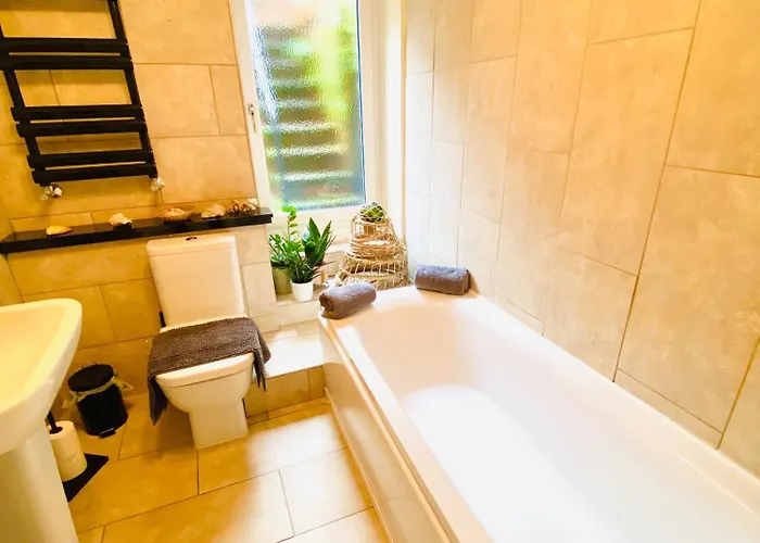 Vere House, 1, Spacious & Great Location * Scarborough