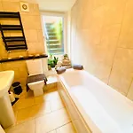 Vere House, 1, Spacious & Great Location * Scarborough