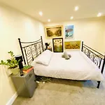 Vere House, 1, Spacious & Great Location * Scarborough